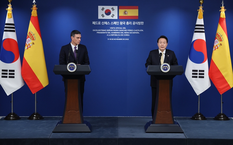 Presiden Yoon Suk Yeol (kanan) sedang memberikan pernyataan setelah menyelesaikan pertemuan resmi dengan PM Spanyol, Pedro Sánchez (kiri) di pada tanggal 18 November di Kantor Kepresidenan Yongsan, Seoul. (Yonhap News)