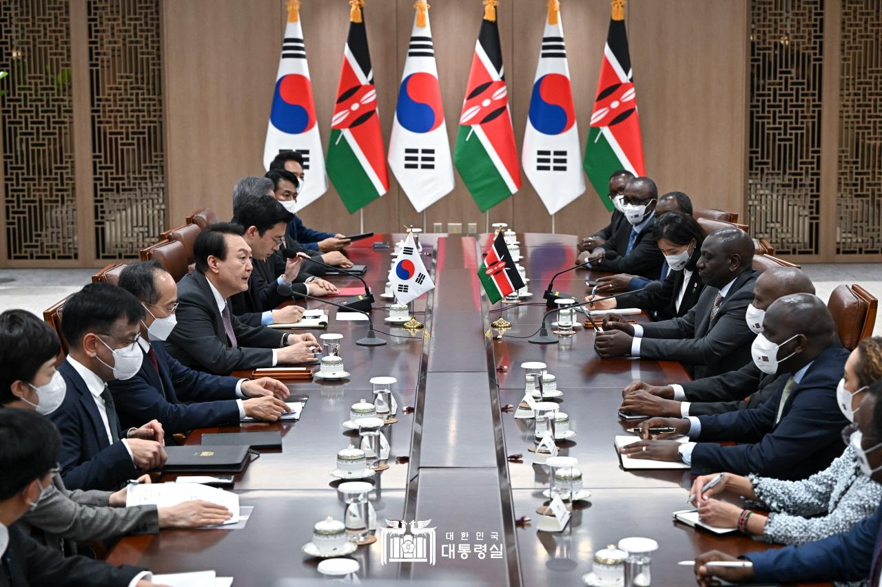  Presiden Yoon Suk Yeol (kelima dari kiri) melakukan pertemuan dengan Presiden William Ruto (kelima dari kanan) pada tanggal 23 November di Kantor Kepresidenan Yongsan, Seoul. 