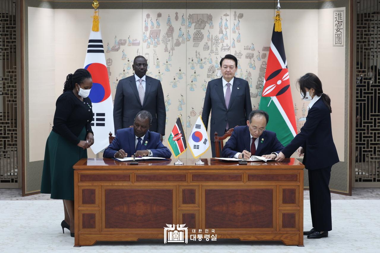 Presiden Yoon dan Presiden Ruto hadir dalam penandatanganan Kontrak Dasar Pinjaman Satu Miliar Dolar EDCF Tahun 2022-2026 yang diselenggarakan pada tanggal 23 November di Kantor Kepresidenan Yongsan, Seoul. Menteri keuangan dari kedua belah pihak menandatangani surat kontrak tersebut, yaitu Menteri Choo Kyung-ho (kedua dari kanan) dan Menteri Njuguna Ndung'u (kedua dari kiri). 