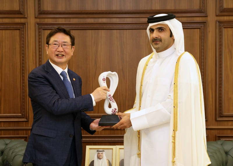 Menteri Kebudayaan, Olahraga dan Pariwisata Park Bo Gyoon (kiri) berpose dengan Menteri Kebudayaan Qatar, Abdulrahman Al Thani di Doha pada tanggal 23 November (waktu setempat).