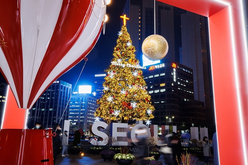 Seoul menempati peringkat satu sebagai tempat yang ingin dikunjungi oleh masyarakat Jepang pada liburan akhir tahun. Foto di atas menunjukkan pohon natal yang dipasang di alun-alun di depan Balai Kota Seoul. (Kementerian Kebudayaan, Olahraga, dan Pariwisata)