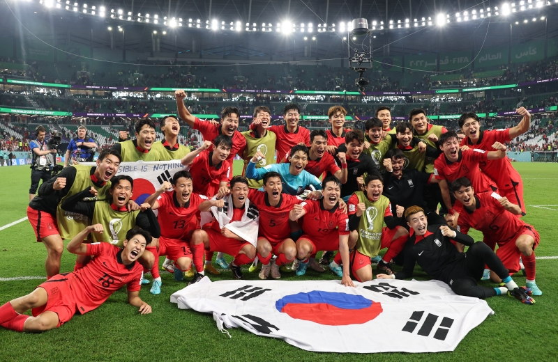 Timnas Korea berfoto bersama setelah memastikan tim mereka maju ke babak 16 besar setelah mengalahkan Portugal dengan skor 2-1 pada pertandingan ketiga babak penyisihan Grup H Piala Dunia Qatar pada tanggal 2 Desember (waktu setempat) di Education City Stadium, Al Rayyan, Qatar. 