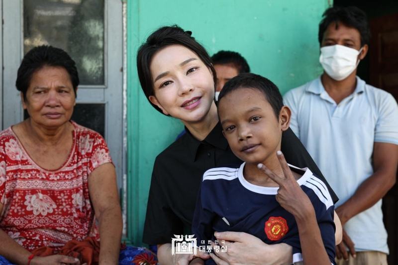 Ibu negara Kim Keon Hee, istri Presiden Yoon Suk Yeol, mengunjungi rumah Ok Rota yang menderita penyakit jantung bawaan di Phnom Penh, Kamboja pada tanggal 12 November (waktu setempat). (Kantor Kepresidenan)