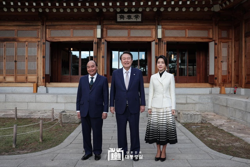 Presiden Yoon dan Ibu Negara Kim berfoto bersama Presiden Phuc pada tanggal 6 Desember saat mengunjungi Sangchunjae di Cheong Wa Dae.