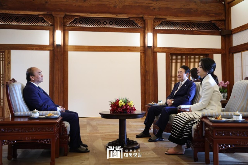 Presiden Yoon, Ibu Negara Kim, dan Presiden Phuc menikmati teh dan makanan ringan sambil berbincang bersama pada tanggal 6 Desember di Sangchunjae, Cheong Wa Dae.