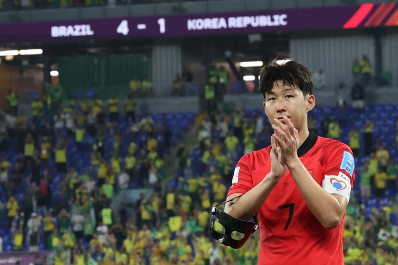 Kapten timnas Korea, Son Heung-min sedang menyapa para penonton setelah pertandingan babak 16 besar selesai. Pertandingan melawan Brasil tersebut diselenggarakan pada tanggal 5 Desember (waktu setempat) di 974 Stadium, Doha, Qatar. (Yonhap News)