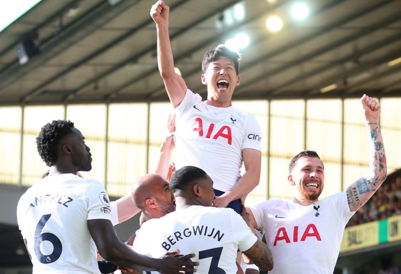 Son Heung-min (Tottenham Hotspur) dan rekan setimnya sedang bergembira setelah Son mencetak gol pada pertandingan terakhir Liga Premier Inggris Musim 2021-2022 melawan Norwich City yang digelar pada tanggal 22 Mei 2022 (waktu setempat) di Carrow Road, Norwich, Inggris. (situs resmi Tottenham Hotspur) 