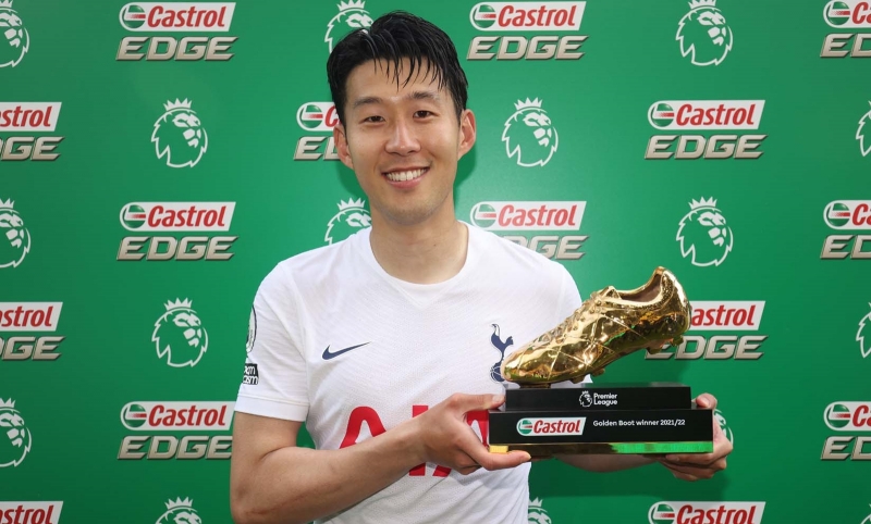 Son Heung-min berpose setelah mendapatkan trofi Golden Boot karena menjadi pencetak gol terbanyak pada Liga Premier Inggris. (situs resmi Tottenham Hotspur) 