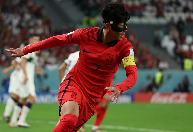 Son terlihat sedang bergabung untuk menyerang pada pertandingan ketiga melawan Portugal pada babak penyisihan Grup H Piala Dunia Qatar tanggal 2 Desember (waktu setempat) di Education City Stadium, Al Rayyan, Qatar. (Yonhap News) 