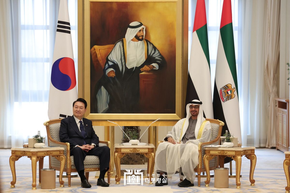 Presiden Yoon (kiri) sedang melakukan KTT bersama Presiden UAE, Mohamed bin Zayed Al Nahyan (kanan) di Istana Kepresidenan Abu Dhabi pada tanggal 15 Januari (waktu setempat). Presiden Yoon sedang melakukan kunjungan kenegaraan resmi ke UAE. 