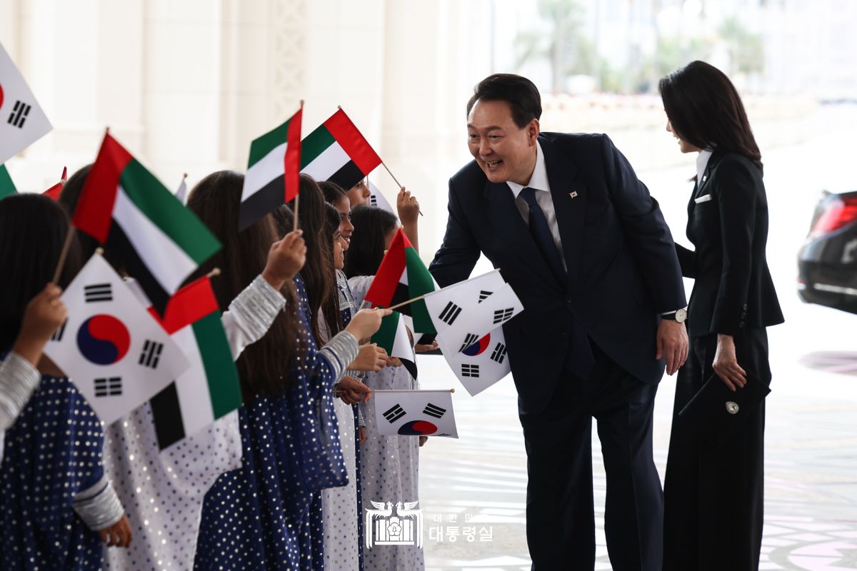 Presiden Yoon dan Ibu Negara Kim sedang menyalami anak-anak yang hadir di Istana Kepresidenan Abu Dhabi pada tanggal 15 Januari (waktu setempat). Presiden Yoon sedang melakukan kunjungan kenegaraan resmi ke UAE. 