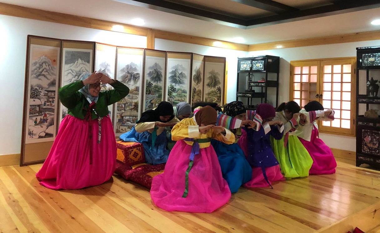 Beberapa orang Mesir terlihat memakai hanbok dan memberikan sujud tradidional ala Korea pada acara Seollal yang digelar di KCC Mesir. (KCC Mesir) 