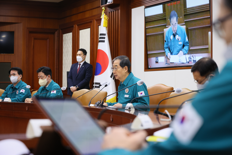 Perdana Menteri Han Duck-soo memimpin pertemuan Markas Pusat Penanggulangan Bencana dan Keselamatan untuk Covid-19 yang diadakan di Kompleks Pemerintahan Seoul di Sejong-ro pada tanggal 20 Januari. ((Sekretariat Perdana Menteri, Kantor Perdana Menteri)