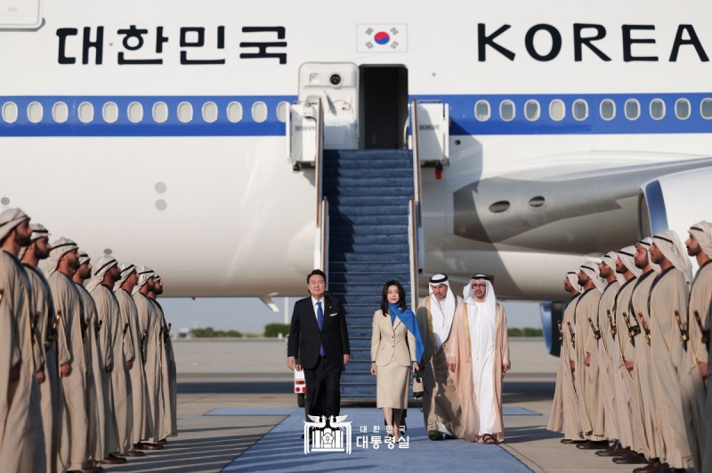 Presiden Yoon Suk Yeol dan Ibu Negara Kim Keon Hee tiba pada tanggal 14 Januari (waktu setempat) di Bandara Internasional Abu Dhabi, Uni Emirat Arab (UAE). Presiden Yoon menjadi pemimpin Korea pertama yang mengunjungi UAE secara resmi. Setelah Presiden Yoon masuk ke wilayah udara UAE, Pesawat Angkatan Udara No. 1 yang dinaiki oleh Presiden Yoon langsung mendapatkan penyambutan dari empat pesawat tempur Angkatan Udara UAE. Hal ini menunjukkan bahwa Presiden Yoon disambut dengan sangat hormat oleh UAE. (Kantor Kepresidenan Republik Korea) 