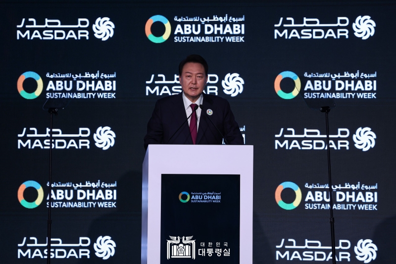 Presiden Yoon memberikan pidato utama pada upacara pembukaan Abu Dhabi Sustainability Week yang digelar pada tanggal 16 Januari (waktu setempat) di Abu Dhabi National Exhibition Centre (ADNEC). Menurut Kantor Kepresidenan Republik Korea, Presiden Yoon menjelaskan mengenai perumusan rencana Netralitas Karbon Korea pada pidatonya. Jika perkembangan hubungan Korea dan UAE menjadi Hubungan Kemitraan Strategis Komprehensif Spesial diperluas hingga ke bidang netralitas karbon, maka hubungan ini akan memperbesar kepemimpinan kedua negara dalam masyarakat internasional. Kesempatan kerja sama dalam bidang ekonomi juga akan semakin terbuka lebar, ujar Presiden Yoon. (Kantor Kepresidenan Republik Korea) 