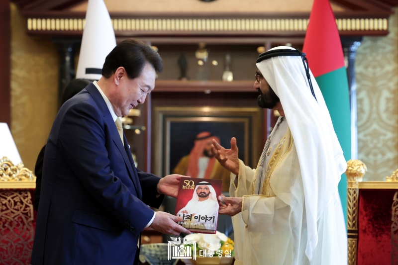 Pada tanggal 17 Januari (waktu setempat), Presiden Yoon Suk Yeol (kiri) menerima hadiah berupa buku autobiografi Wakil Presiden UAE sekaligus Pemimpin Tertinggi Dubai, Mohammed bin Rashid Al Maktoum. Melalui dialog pada hari tersebut, Presiden Yoon menyatakan bahwa ia yakin Korea akan menjadi mitra yang paling dekat dan dipercaya dalam mewujudkan visi besar UAE dan Dubai melalui Proyek 50 Tahun Masa Depan. (Kantor Kepresidenan Republik Korea) 