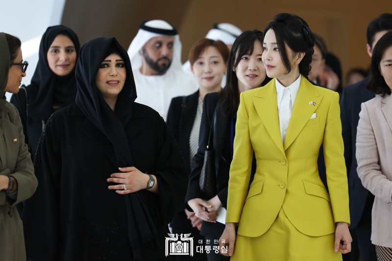 Ibu Negara Kim Keon Hee (kanan) sedang berbicara dengan Sheikha Latifa binti Mohammed bin Rashid Al Maktoum di Museum of the Future, Dubai. Ibu Kim menyatakan dalam dialog pada hari tersebut bahwa ia mengharapkan terwujudnya kesempatan untuk bisa mengembangkan masa depan bersama antara Korea dan Dubai melalui pertukaran berbagai jenis budaya. (Kantor Kepresidenan Republik Korea)