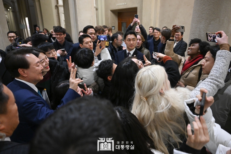 Presiden Yoon Suk Yeol (kiri) berfoto bersama para mahasiswa setelah selesai berdialog dengan para pakar fisika kuantum pada tanggal 19 Januari (waktu setempat) di Swiss Federal Institutes of Technology yang berada di Zurich, Swiss. (Kantor Kepresidenan Republik Korea) 