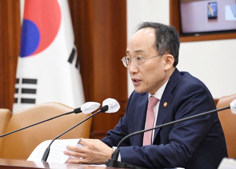 Wakil Perdana Menteri sekaligus Menteri Ekonomi dan Keuangan Choo Kyung-ho berpidato di dalam Komite Pengelolaan EDCF ke-144 yang diadakan di Kompleks Pemerintahan Seoul, Jongno-gu, Seoul pada tanggal 26 Januari. (Kementerian Ekonomi dan Keuangan)