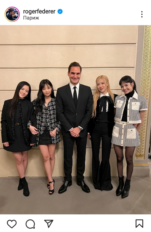 Legenda tenis dunia Roger Federer (tengah) mengambil foto dengan anggota BLACKPINK. (Instagram Roger Federer)