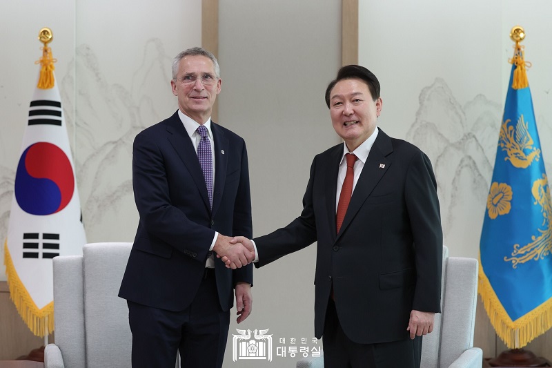 Presiden Yoon Suk Yeol (kanan) berjabat tangan dengan Sekjen NATO, Jens Stoltenberg (kiri) pada tanggal 30 Januari di Kantor Kepresidenan Yongsan, Seoul. 