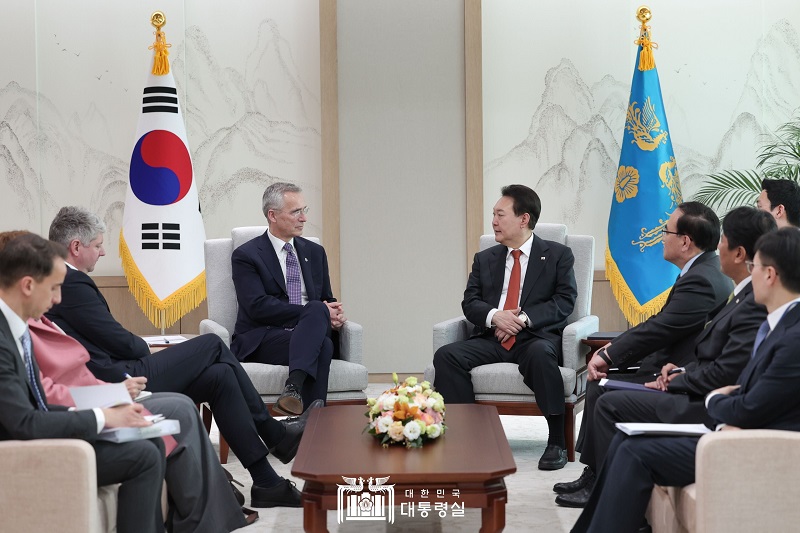 Presiden Yoon Suk Yeol bertemu dengan dengan Sekjen NATO Jens Stoltenberg pada tanggal 30 Januari di Kantor Kepresidenan Yongsan, Seoul. 