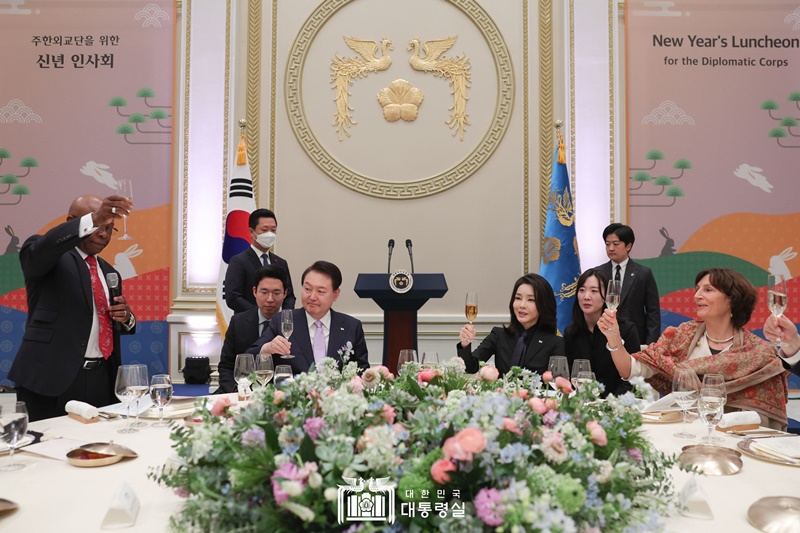 Presiden Yoon Suk Yeol dan Ibu Negara Kim Keon Hee bersulang pada Jamuan Tahun Baru untuk korps diplomatik yang diadakan di Cheong Wa Dae pada tanggal 31 Januari. (Kantor Kepresidenan Republik Korea)