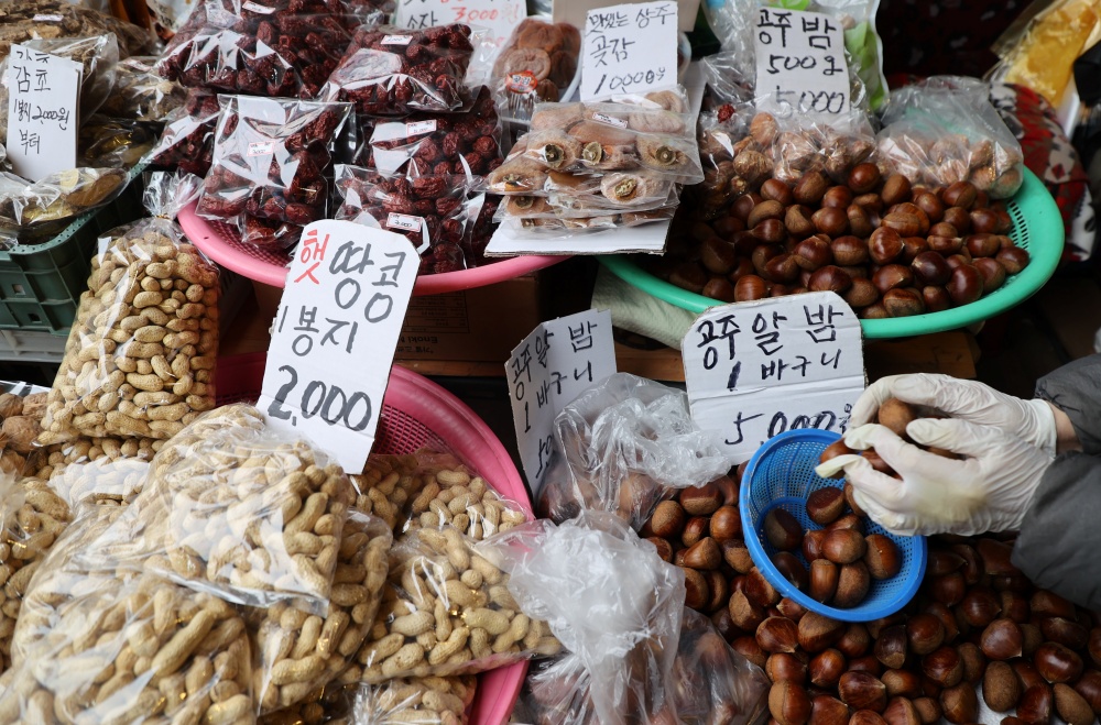 'Bureum' adalah kebiasaan makan kacang keras di pagi hari bulan purnama pertama untuk berdoa untuk kesehatan yang baik di tahun itu.