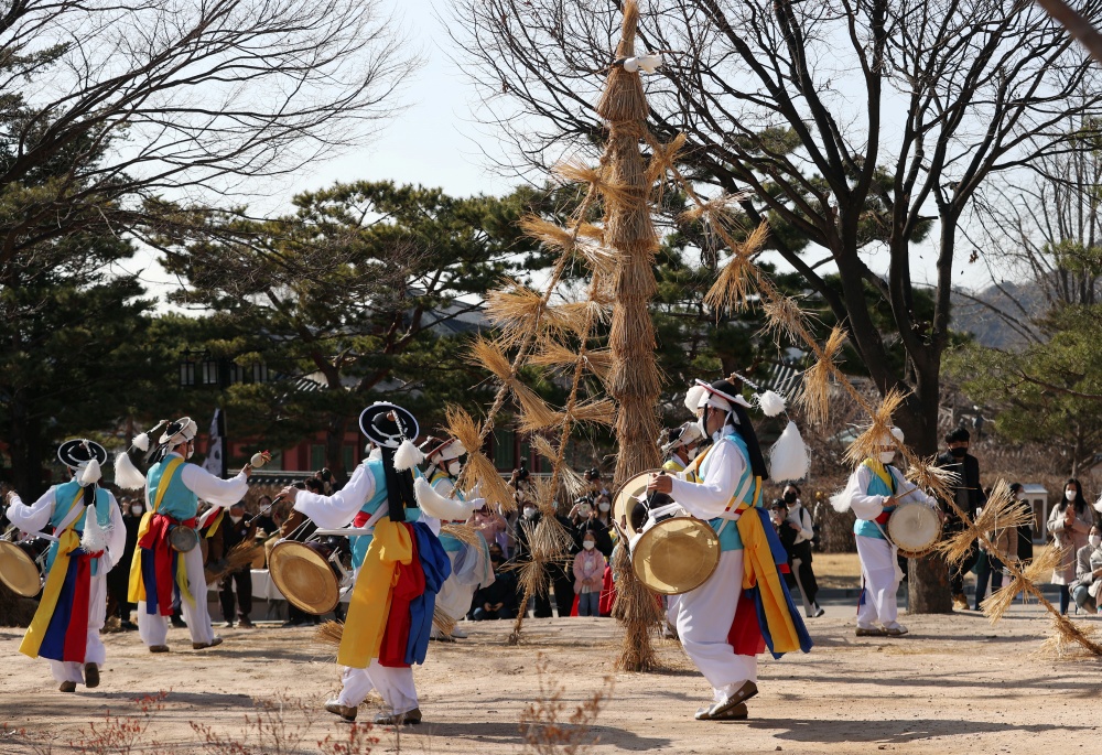 Jisinbapgi adalah ritual di mana grup pungmul (pemain alat musik tradisional) desa berkeliling setiap rumah untuk menjaga situs rumah dan mempersembahkan makanan kepada dewa rumah tangga yang bertanggung jawab, disertai dengan suara nongak (musik pertanian) untuk berdoa bagi kesejahteraan keluarga.