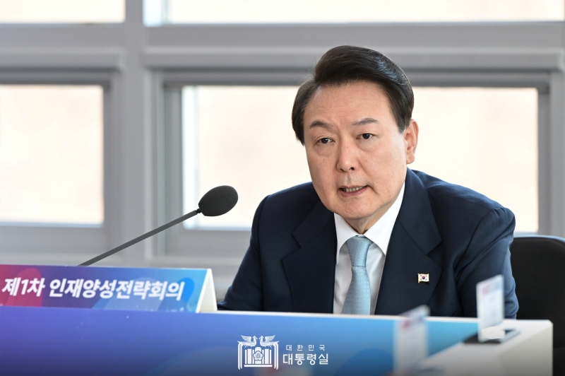 Presiden Yoon Suk Yeol mendorong pembentukan arah rencana bantuan terkait korban gempa Turkiye yang terjadi pada tanggal 6 Februari (waktu setempat). Foto di atas menunjukkan Presiden Yoon yang sedang memimpin Rapat Strategi Pelatihan Talenta Berbakat Pertama yang digelar pada tanggal 1 Februari di Kumoh National Institute of Technology, Kota Gumi, Provinsi Gyeongsangbuk. (Kantor Kepresidenan Republik Korea)