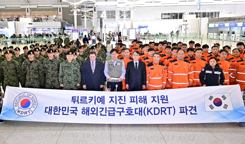 KDRT mengambil foto bersama pada upacara pelepasan tim penanggulangan bencana ke Turkiye di Bandara Internasional Incheon pada tanggal 7 Februari. 