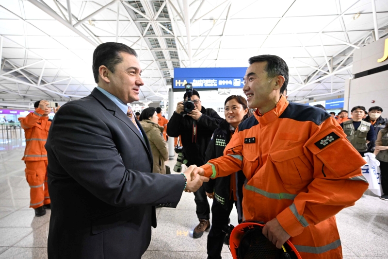 Duta Besar Turkiye untuk Republik Korea, Salih Murat Tamer berjabat tangan dengan regu pemadam kebakaran yang akan dikirim ke Turkiye sebagai bagian dari tim penanggulangan bencana. Ia hadir dalam upacara pelepasan KDRT yang diselenggarakan di Bandara Internasional Incheon pada tanggal 7 Februari. 