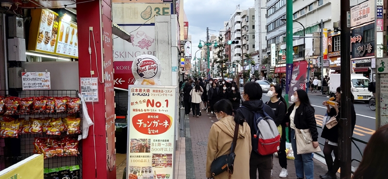 K-Tourism Road Show akan digelar di 15 kota di seluruh dunia untuk memperkenalkan daya tarik pariwisata Korea di seluruh dunia. Road show ini akan dimulai pada bulan Februari di Jepang. Foto di atas menunjukkan Jalan Shin-Okubo yang menjadi Kota Korea di Tokyo, Jepang. (Yonhap News) 