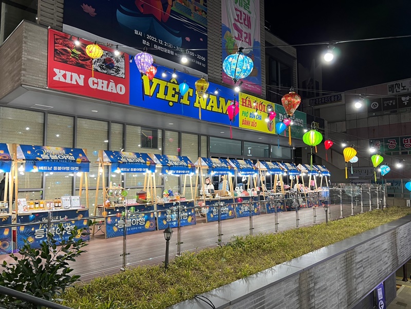 Foto di atas menunjukkan Festival Lentera Malam Vietnam yang digelar pada tanggal 2-3 Desember 2022 di Haeundae-gu, Busan, untuk merayakan 30 tahun hubungan diplomatik antara Korea dan Vietnam. (Facebook resmi KF ASEAN Culture House) 