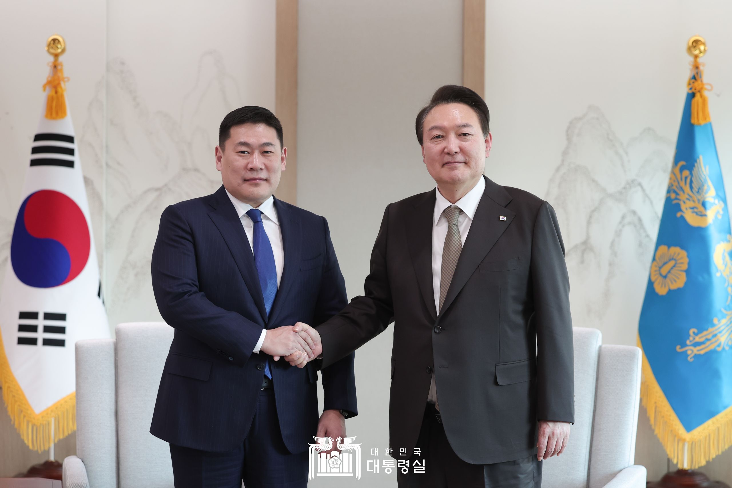 Presiden Yoon Suk Yeol (kanan) berjabat tangan dengan Perdana Menteri Mongolia Luvsannamsrai Oyun-Erdene di Gedung Kantor Kepresidenan di Yongsan, Seoul pada tanggal 15 Februari. (Kantor Kepresidenan Republik Korea)