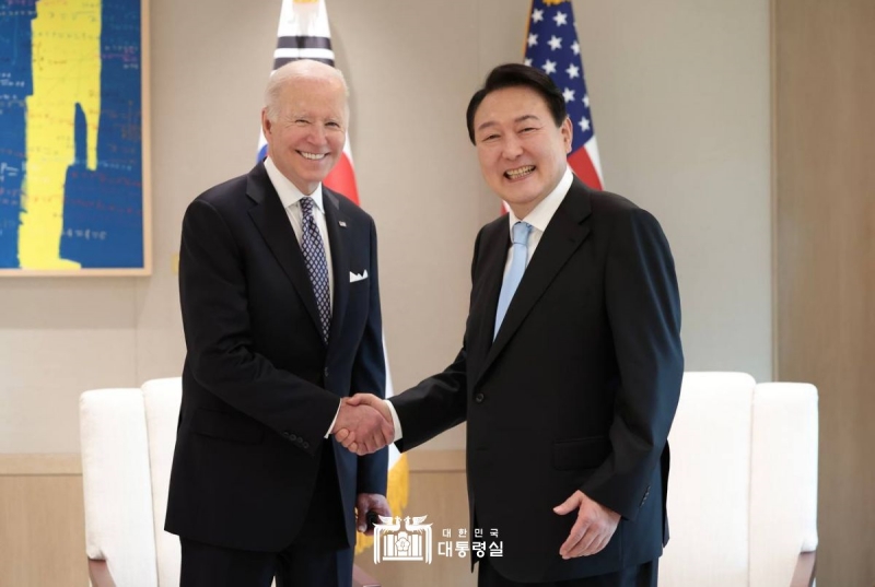 residen Yoon Suk Yeol akan mengunjungi Amerika Serikat sebagai tamu negara pada akhir April dan mengadakan pertemuan puncak dengan Presiden AS Joe Biden. Foto tersebut memperlihatkan Presiden Yoon dan Presiden Biden berjabat tangan pada KTT yang diadakan di Gedung Kantor Kepresidenan di Yongsan, Seoul pada Mei tahun lalu. (Kantor Kepresidenan Republik Korea)