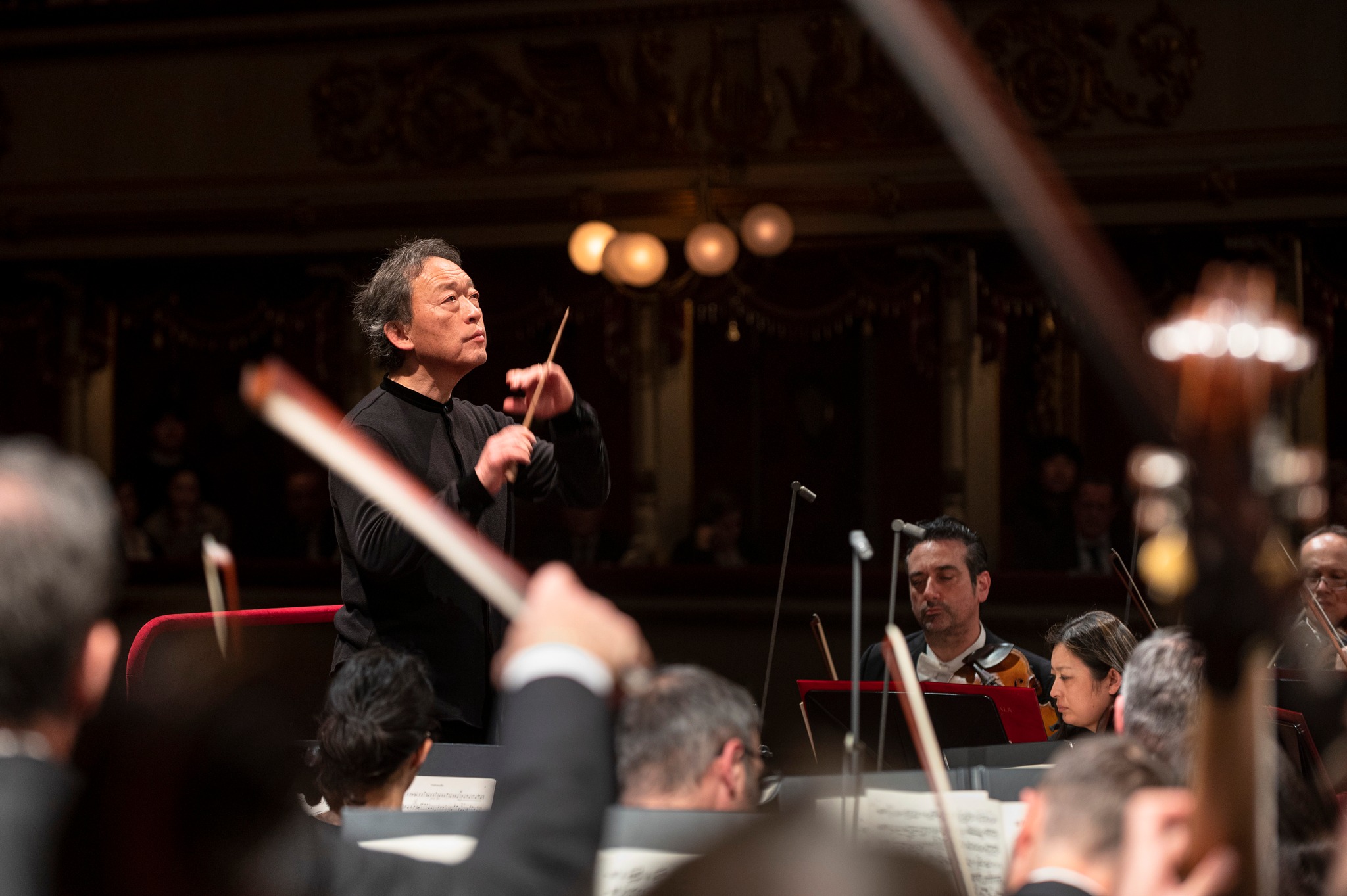 Myung Whun Chung terlihat sedang menjadi diriegen dalam pertunjukan orkestra oleh Filarmonica della Scala di Teater La Scala, Italia pada tanggal 13 Maret (waktu setempat). (Facebook Filarmonica della Scalla) 