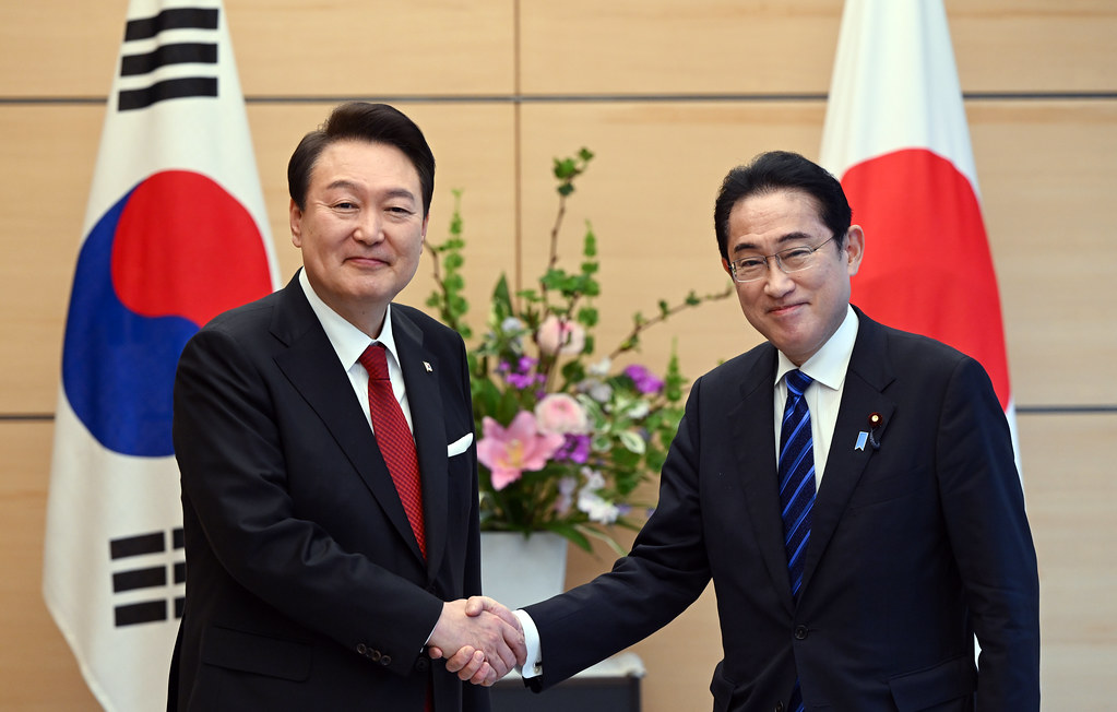 Presiden Yoon Suk Yeol (kiri) dan Perdana Menteri Fumio Kishida (kanan) berjabat tangan sebelum memulai KTT Korea Jepang pada tanggal 16 Maret di kediaman resmi perdana menteri Jepang di Tokyo. 