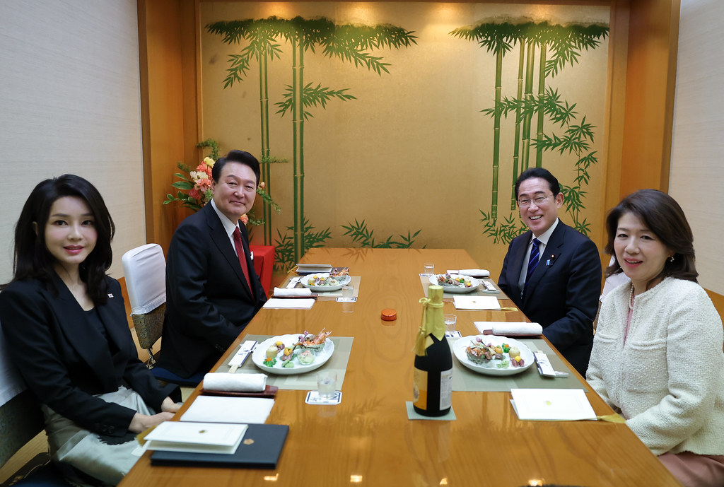 Presiden Yoon Suk Yeol (kedua dari kiri) dan Ibu Negara Kim Keon Hee (paling kiri) menghadiri jamuan makan malam bersama dengan pasangan PM Fumio Kishida dan Ibu Yuko Kishida pada tanggal 16 Maret di sebuah restoran sukiyaki di Ginza, Tokyo. 