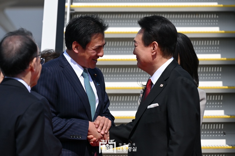 Presiden Yoon Suk Yeol (kanan) terlihat sedang berjabat tangan dengan State Minister for Foreign Affairs, Takei Shunsukei pada saat tiba di Bandara Internasional Haneda di Tokyo pada tanggal 16 Maret. Kunjungan Presiden Yoon ke Jepang dimulai pada hari tersebut. Presiden Yoon dan Perdana Menteri Fumio Kishida sepakat untuk melanjutkan kembali 'diplomasi ulang alik' yang sempat terhenti selama sekitar 12 tahun. 