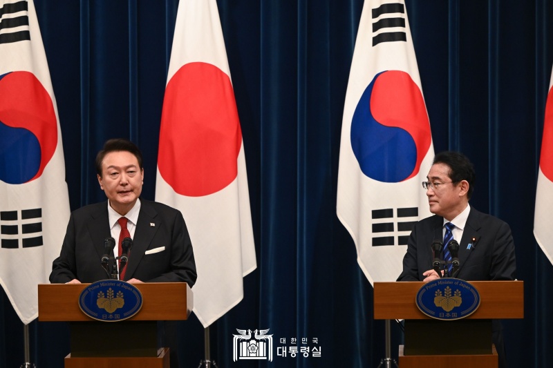 Presiden Yoon Suk Yeol (kiri) mengumumkan hasil dari KTT Korea-Jepang bersama PM Fumio Kishida pada konferensi pers bersama tanggal 16 Maret di kediaman Perdana Menteri Jepang yang terletak di Tokyo. Presiden Yoon menilai bahwa arah perkembangan hubungan masa depan antara Korea dan Jepang yang bisa didiskusikan telah disiapkan fondasinya, salah satunya melalui pengumuman penyelesaian masalah pekerja paksa pada Masa Penjajahan Jepang. Presiden Yoon menekankan bahwa pemimpin Korea dan Jepang akan berusaha sebisa mungkin untuk berkomunikasi dan bekerja sama ke depannya.