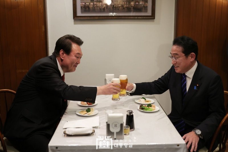 Presiden Yoon Suk Yeol (kiri) sedang bersulang dengan PM Fumio Kishida pada tanggal 16 Maret di Rengatai, sebuah restoran ala barat yang terletak di Ginza, Tokyo. Pada hari tersebut, kedua pemimpin dan istrinya bertemu untuk makan malam bersama di Restoran Yoshizawa. Setelah itu, mereka pindah untuk makan omurice serta minum soju dan bir, sambil berdialog.