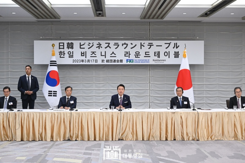 Presiden Yoon Suk Yeol (tengah) terlihat sedang memberikan pidato pada Korea-Japan Business Round Table yang diselenggarakan pada tanggal 17 Maret di aula kantor pusat Federasi Bisnis Jepang. Menurut keterangan Kantor Kepresidenan Republik Korea, ini adalah pertama kalinya dalam 14 tahun sejak seorang presiden Korea terakhir menghadiri acara ekonomi Korea-Jepang. Presiden Yoon berkata, Kerja sama dan aliansi antar negara-negara yang memiliki nilai-nilai yang sama sangatlah penting untuk menghadapi krisis kompleks yang saat ini sedang dihadapi oleh masyarakat dunia. Mari kita bekerja sama untuk menjawab berbagai agenda global terkait manajemen rantai suplai, perubahan iklim, teknologi sains termutakhir, dan keamanan ekonomi. 