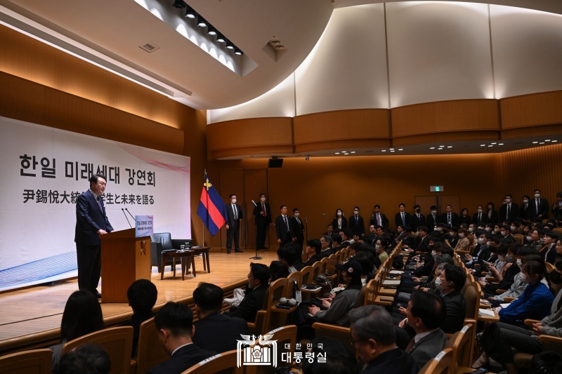 Presiden Yoon Suk Yeol (kiri) terlihat sedang memberikan pidato dalam Seminar Terkait Masa Depan Korea dan Jepang pada tanggal 17 Maret di Universitas Keio, Tokyo, Jepang. Presiden Yoon memberikan seminar kepada para mahasiswa Jepang dan mahasiswa Korea yang sedang berkuliah di Jepang. Presiden Yoon berkata, Anda semua adalah generasi masa depan Korea dan Jepang. Anda semua harus memikirkan masa depan. Saya berharap Anda semua bisa berkomunikasi aktif dengan para remaja Korea. Seminar ini merupakan agenda terakhir dalam kunjungan Presiden Yoon ke Jepang. Setelah seminar ini selesai, Presiden Yoon dan Ibu Kim kembali ke Korea. 