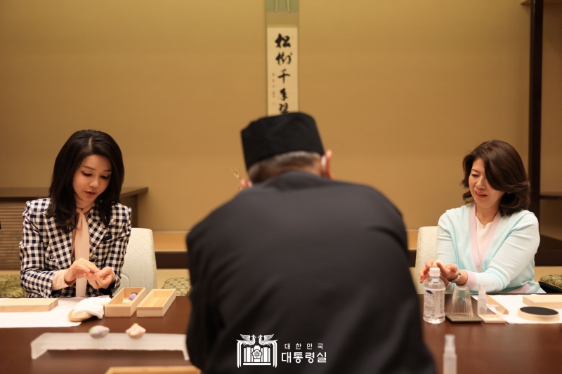 Ibu Negara Kim Keon Hee (kiri) sedang mengikuti aktivitas membuat wagashi (kue tradisional Jepang) pada tanggal 16 Maret bersama dengan Ibu Yuko Kishida di kediaman Perdana Menteri Jepang yang terletak di Tokyo. Ibu Kim menjawab undangan membuat wagashi dengan memberikan kue tradisional Korea kepada Ibu Yuko, yaitu hangwa. Sama seperti kita yang telah bertukar isi hati pada hari ini, saya berharap masyarakat Korea dan Jepang juga bisa bertukar dengan lebih dekat di masa depan, ungkap Ibu Kim. Ibu Kim menjawab keramahan Ibu Yuko dengan mengundangnya ke Korea. 