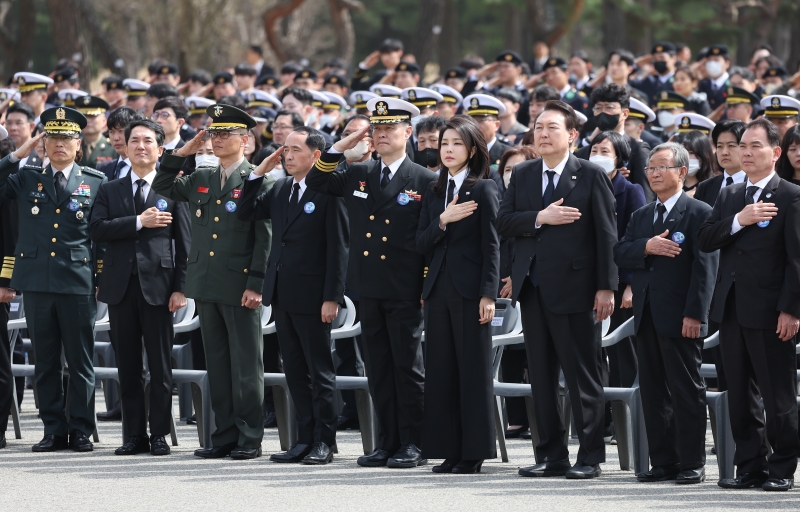  Presiden Yoon Suk Yeol (ketiga dari kanan di barisan depan) dan Ibu Negara Kim Keon Hee (keempat dari kanan di barisan depan) memberikan penghormatan pada upacara untuk memperingati Hari Pertahanan Laut Barat ke-8 di Pemakaman Nasional Daejeon di Yuseong-gu, Daejeon pada tanggal 24 Maret. Dalam pidatonya, Presiden Yoon berkata, Kita tidak dapat menyebut diri kita sebuah bangsa kecuali kita mengingat dan menghormati orang-orang yang berkorban dan mengabdikan diri untuk tanah air kita. Presiden Yoon menambahkan, Saya memberikan penghormatan kepada para pejuang yang melakukan pengorbanan mulia saat membela Laut Barat untuk melindungi kebebasan rakyat Republik Korea. Saya menundukkan kepala dan berdoa semoga mereka beristirahat dalam damai. (Yonhap News)