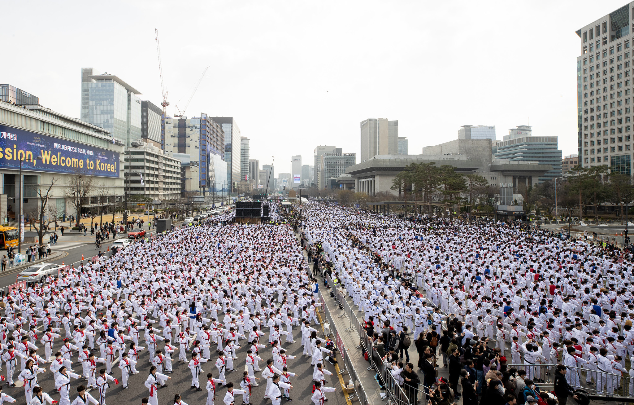 Pada sore hari tanggal 25 Maret, 12 ribu orang praktisi Taekwondo memperagakan Poomsae untuk menantang rekor Guinness pada 2023 Kukki Taekwondo Hanmaeum Grand Festival yang diadakan di Alun-alun Gwanghwamun di Seoul.