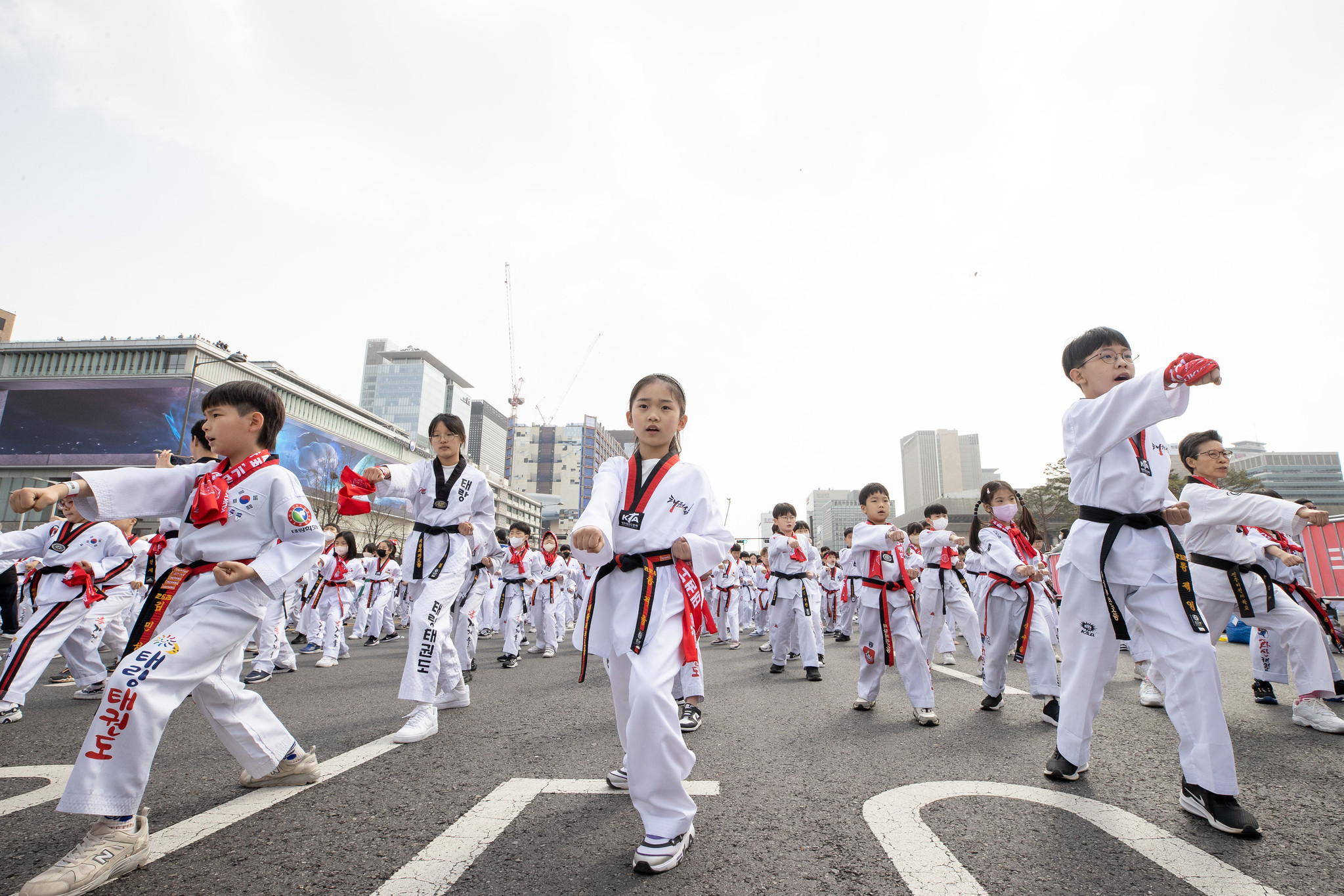 Pemegang sabuk taekwondo dan para peserta pelatihan yang berpartisipasi dalam acara 2023 Kukki Taekwondo Hanmaeum Grand Festival berlatih Poomsae untuk menantang rekor Guinness.