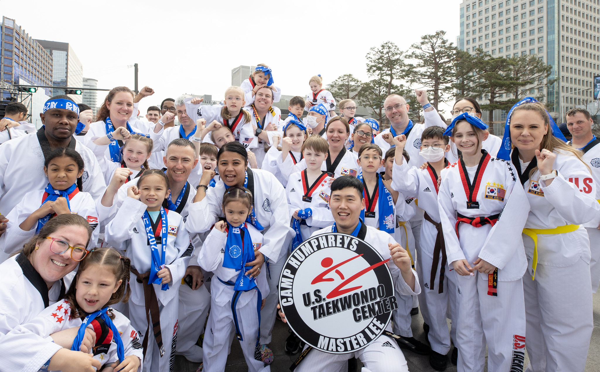 Para orang asing yang berpartisipasi dalam 2023 Kukki Taekwondo Hanmaeum Grand Festival mengambil foto.