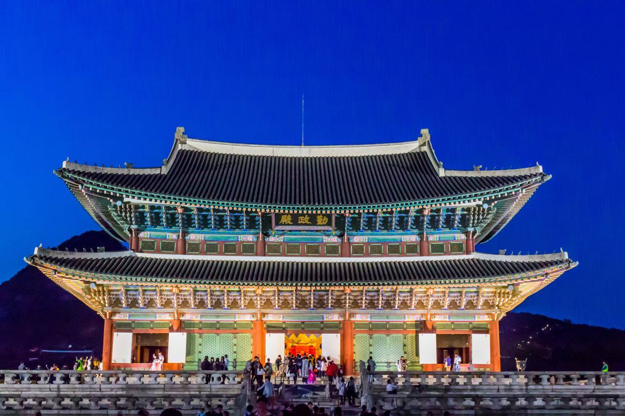 Turis bisa menikmati suasana malam Istana Gyeongbokgung yang dipenuhi dengan bunga musim semi mulai tanggal 5 April. Foto tersebut menunjukkan para wisatawan yang mengunjungi Istana Gyeongbokgung pada malam hari.